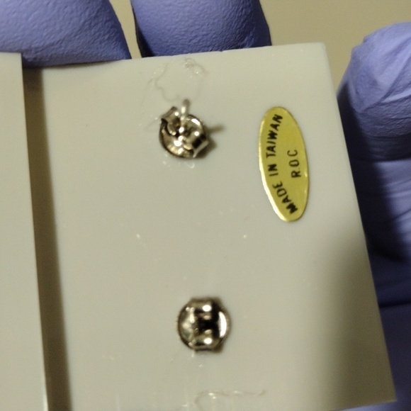 Women's Stunning Silver tone Fabric Light Green Flower Design Stud Earrings 0.75 - Picture 4 of 4